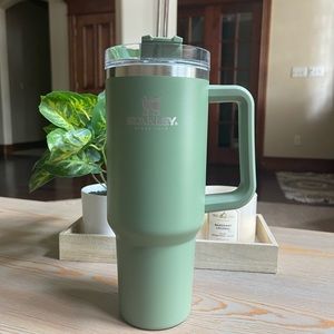 Shrub NEW in box: OG Stanley 40oz.